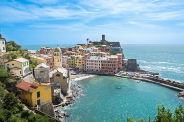 Fototapeta na wymiar Dorf der Cinque Terre am Meer