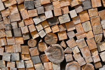 Brennholz-Stapel aus gesägtem Balkenholz im Winter