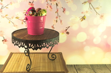 Kolorowe pisanki na tle poranka. © onemove.io