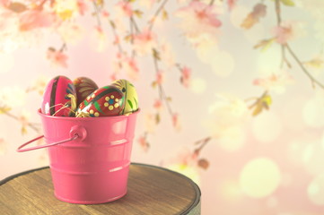 Wielkanocne pisanki o poranku. © onemove.io