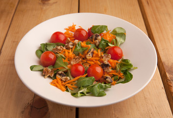 Healthy salad with cherry tomatoes , canons and grated carrot .