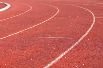 Le virage dans le couloir de la piste d'athlétisme