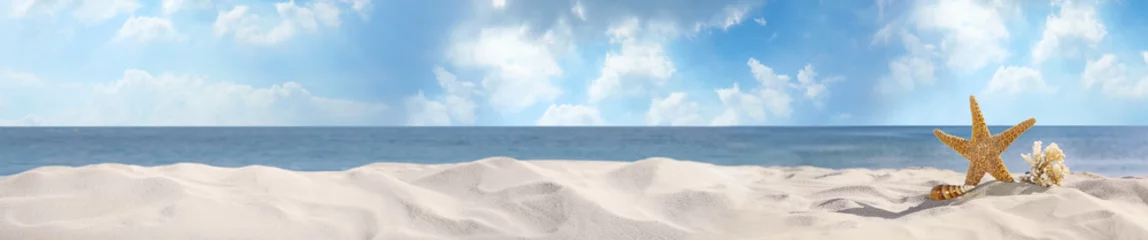 Foto op Plexiglas Set van verschillende stijlvolle strandaccessoires op zand. Ruimte voor tekst © New Africa
