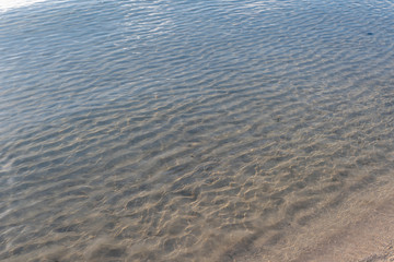 Klares Wasser im Meer mit Sand