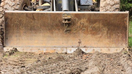 Stahlschild einer Planiermaschine