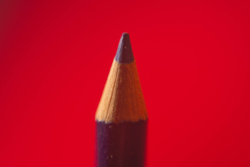 Lápiz sobre un fondo de color rojo