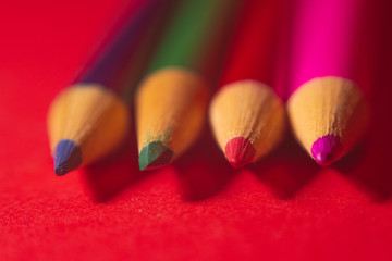 Lápices de colores  sobre un fondo de color rojo