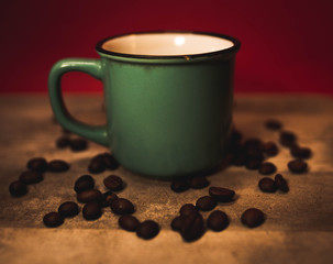 Taza rodeada por varios granos de café