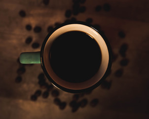 Taza rodeada por varios granos de café