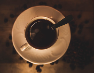 Taza rodeada por varios granos de café