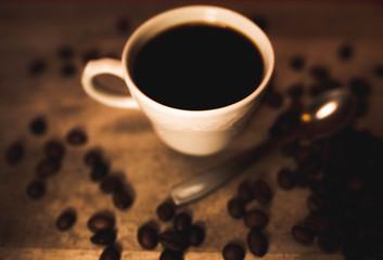 Taza rodeada por varios granos de café