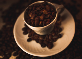 Taza con granos de café en su interior