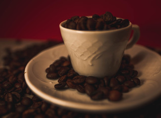 Taza rodeada por varios granos de café