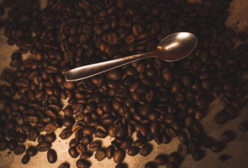 Cucharilla sobre una capa de granos de café