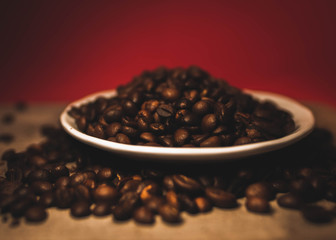 Plato lleno de granos de café