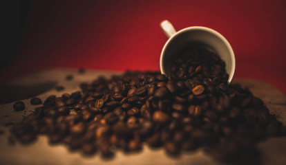 Taza con granos de café en su interior