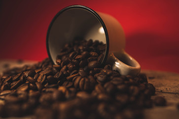 Taza con granos de café en su interior