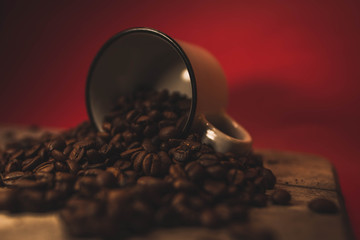 Taza con granos de café en su interior