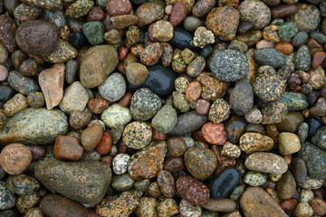 Plage de galets multicolores de granit 