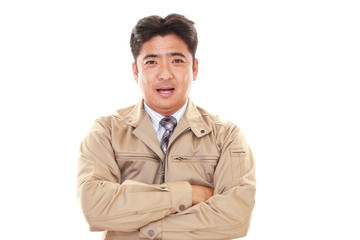 腕組をする笑顔のビジネスマン