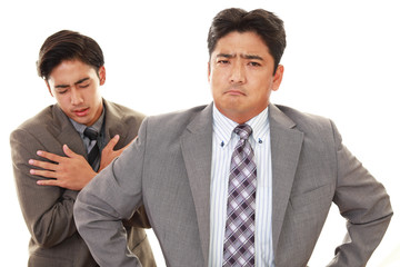 困惑した表情の二人のビジネスマン