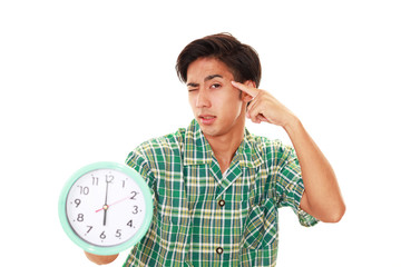 疲れた表情の男性
