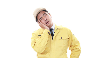 疲れた表情の労働者