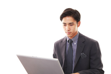 ノートパソコンで仕事中のビジネスマン