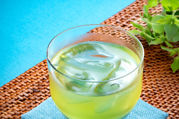 冷たい緑茶