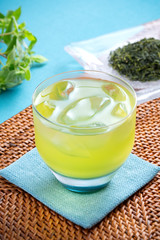 冷たい緑茶