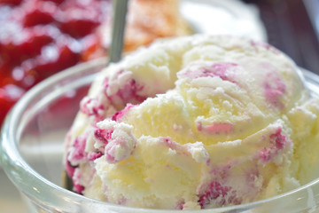  Ice cream, vanilla flavor, beautiful color, sweet, delicious, delicious at leisure.