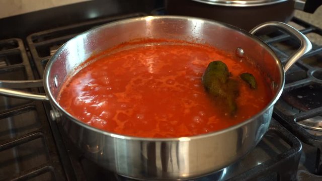 Los chiles rellenos mexicanos se est&aacute;n cocinando.