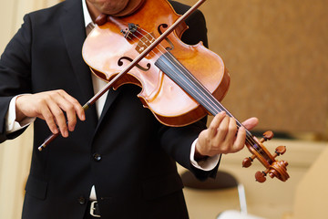 バイオリンを弾く男性 © mapo