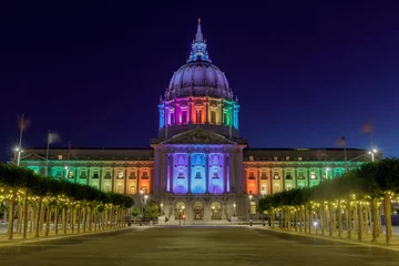 Foto op Canvas San Francisco City Hall illuminated in rainbow colors for the Pride Parade. © Yuval Helfman
