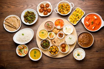 Crédence de cuisine en verre imprimé Manger Indian Hindu Veg Thali / food platter, selective focus