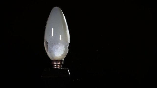 Zeitlupenaufnahme einer zerspringenden Gl&uuml;hbirne