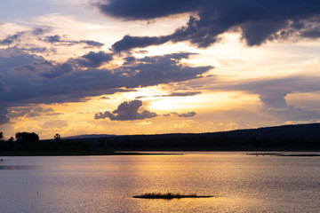 Fototapeta premium zachód słońca nad jeziorem