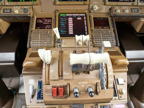 Schubhebel Flugzeug zweistrahlig 