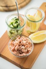 Norddeutsche Friesische Nordseekrabben in Glas Schale mit Gurkensalat und Zitronen 
