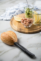 Norddeutsche Friesische Nordseekrabben in Glas Schale mit Brötchen, Gurkensalat und Zitronen auf Holz Brett