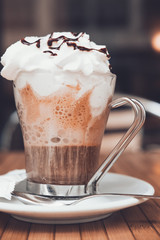Cafe helado con nata por encima en terraza de cafeteria