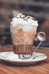 Cafe helado con nata por encima en terraza de cafeteria