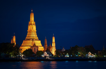 Naklejka premium View of beautiful Wat Arun Rajvararam or Wat Arun or Wat Makok at waterfront of the Chao Phraya River in night,Which is historical significance and famous tourist destination of Bangkok,Thailand.