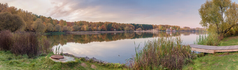 Obraz premium Moscow. October 14, 2018. Autumn landscape in the Meshchersky Park. Panoramic view of the pond and recreation area