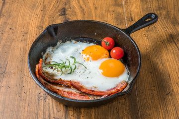 スキレットでベーコンエッグ Bacon egg with cast-iron skillet