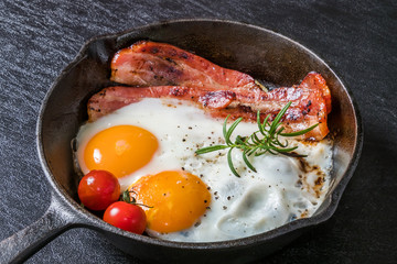 スキレットでベーコンエッグ Bacon egg with cast-iron skillet