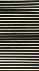 Antigua persiana metálica de lineas horizontales con gotas de pintura - obrazy, fototapety, plakaty