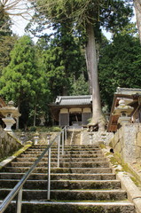 滋賀県米原市にある久志神社の境内と拝殿です