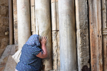 Christian pilgrim entering the Church of the Holy Sepulchre - obrazy, fototapety, plakaty