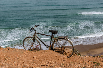 Fototapeta premium Africa Morocco vintage bike on a hillside on the shores of the Atlantic Ocean